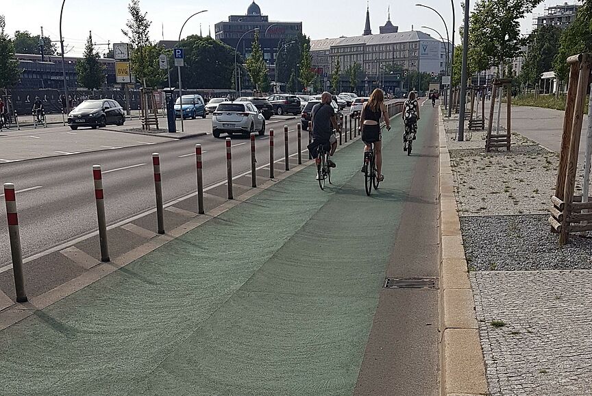 Beispiel für gute Radinfrastruktur: Geschützter Radfahrstreifen in Berlin Beispiel für gute Radinfrastruktur: Geschützter Radfahrstreifen in Berlin