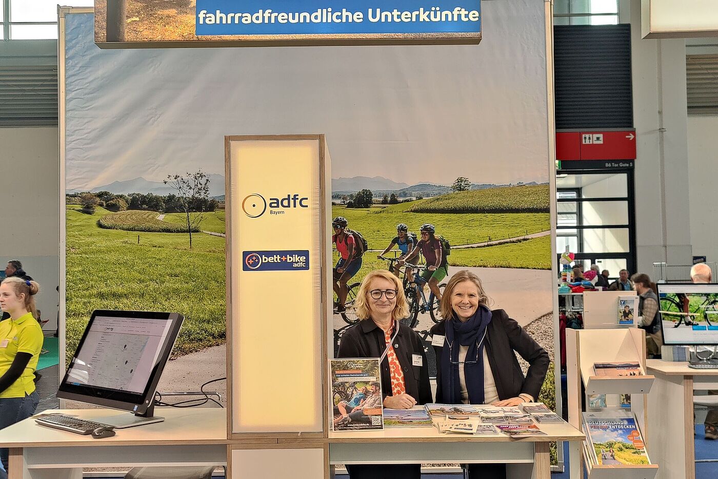 Gabriele Irrek und Carolin von Schlippenbach von Bett+Bike beraten am Messestand