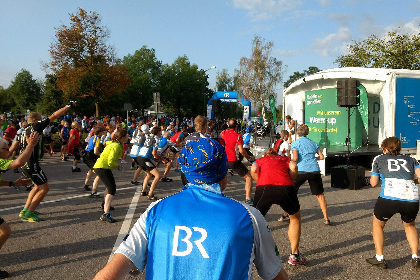 Der ADFC schütz vor zu viel Sonne bei der Frühgymnastik vor dem Start ..