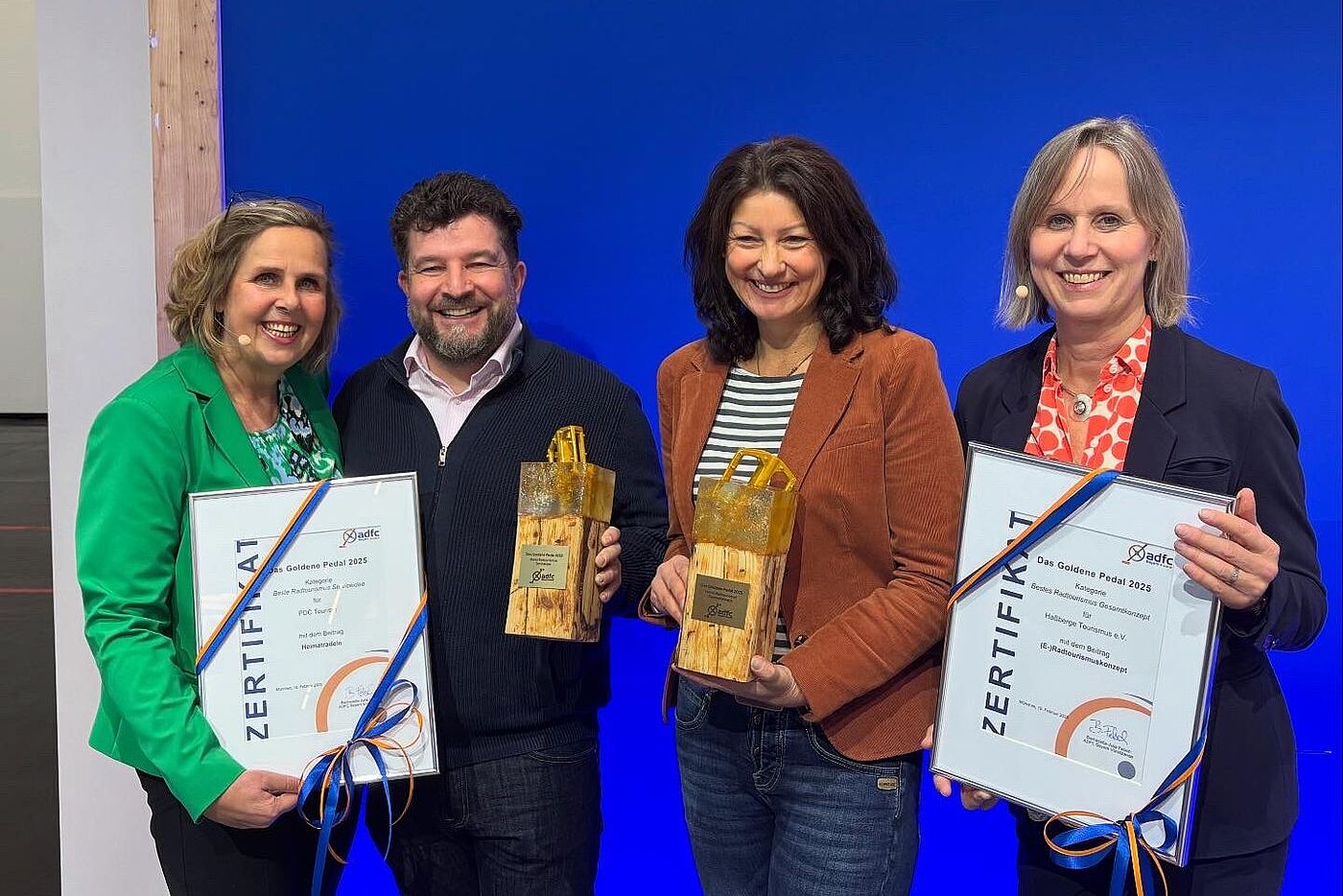 Die Gewinner des Goldenen Pedals 2025 (v.l.n.r.): Martina Kiderle (ADFC Bayern), Marco Volpe (PDC Tourism), Susanne Volkheimer (Haßberge Tourismus e.V.), Petra Husemann-Roew (ADFC Bayern)