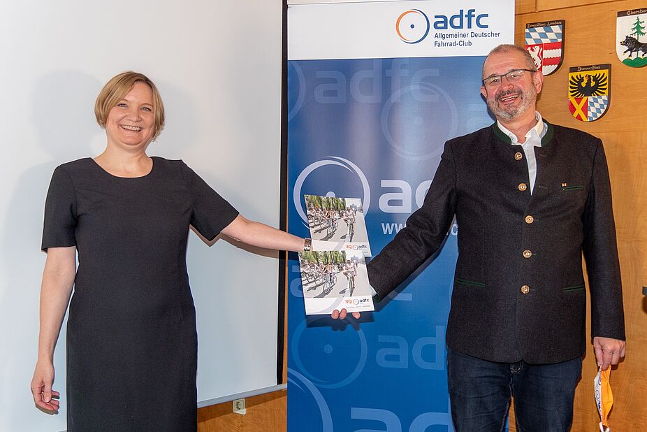 Bernadette Felsch und Armin Falkenhein mit der Jubiläumbroschüre zum 30. Geburtstag des ADFC Bayern
