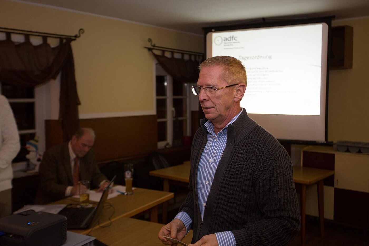 3. Bürgermeister Roland Dörfler gratuliert dem ADFC Pfaffenhofen.