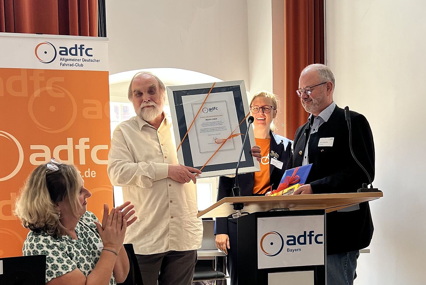 Martin Jobst, langjähriger Aktiver und Vorstandsbeauftragter für Fundraising wurde vom Ehrenvorsitzenden Armin Falkenhein für sein großes Engagement für den ADFC Bayern geehrt.