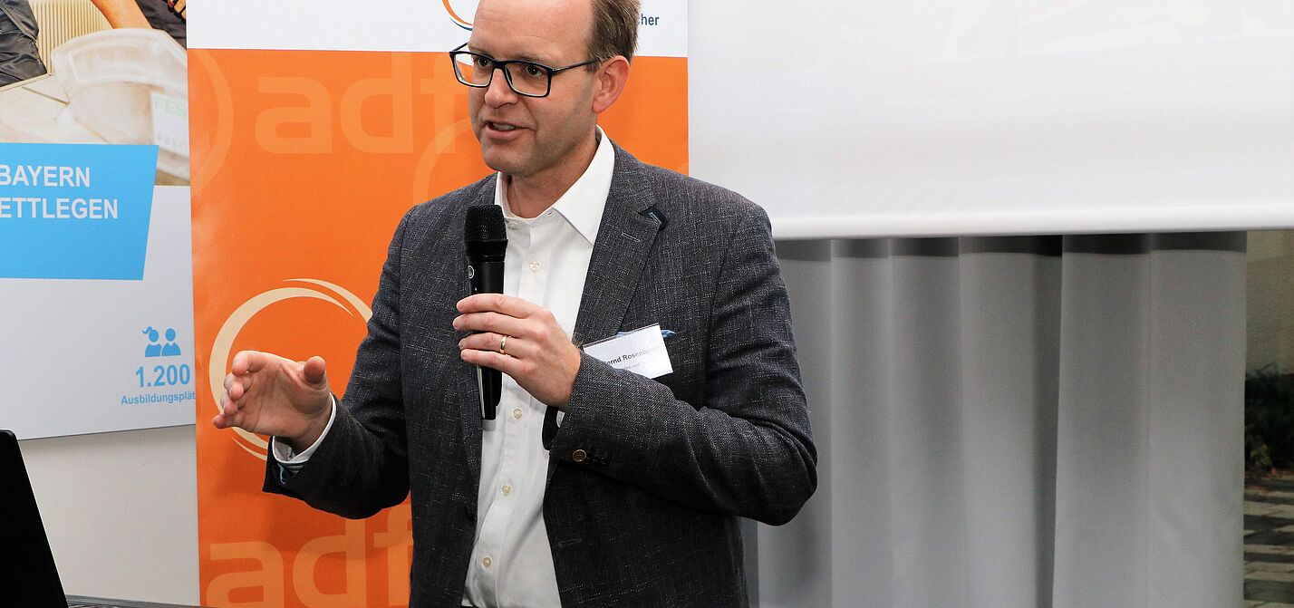 Dr. Bernd Rosenbusch beim 33. ADFC-Mittagsgespräch Dr. Bernd Rosenbusch beim 33. ADFC-Mittagsgespräch