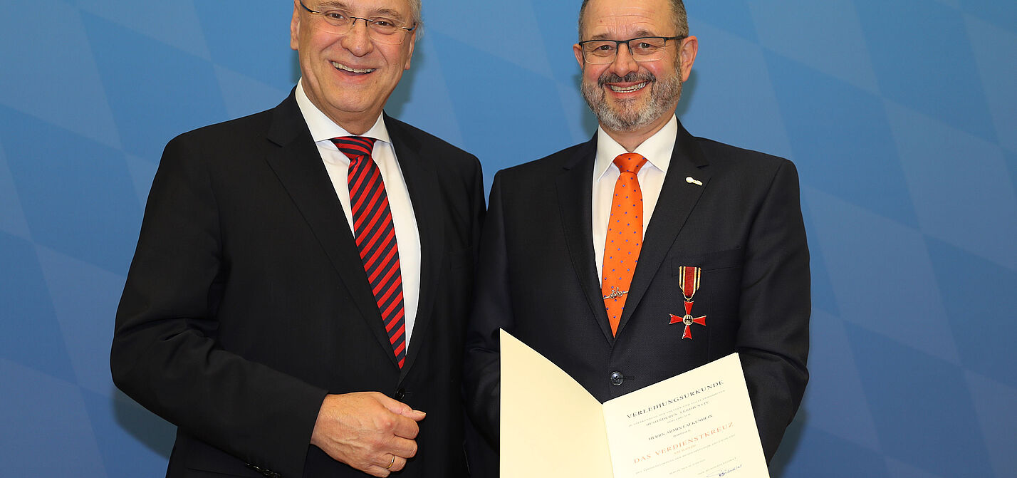 Innenminister Joachim Herrmann und Armin Falkenhein bei der Verleihung