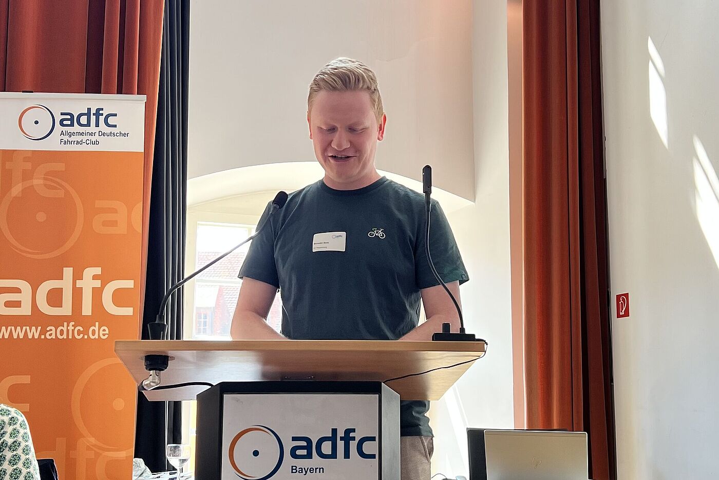 Als dritter im Bunde der Grußwortgeber*innen begrüßte der Vorsitzende des ADFC Regensburg, Benedikt Benz, die Versammlung und wünschte sich "mehr holländische Radinfrastruktur und mehr Schweizer Zuginfrastruktur" für Deutschland.
