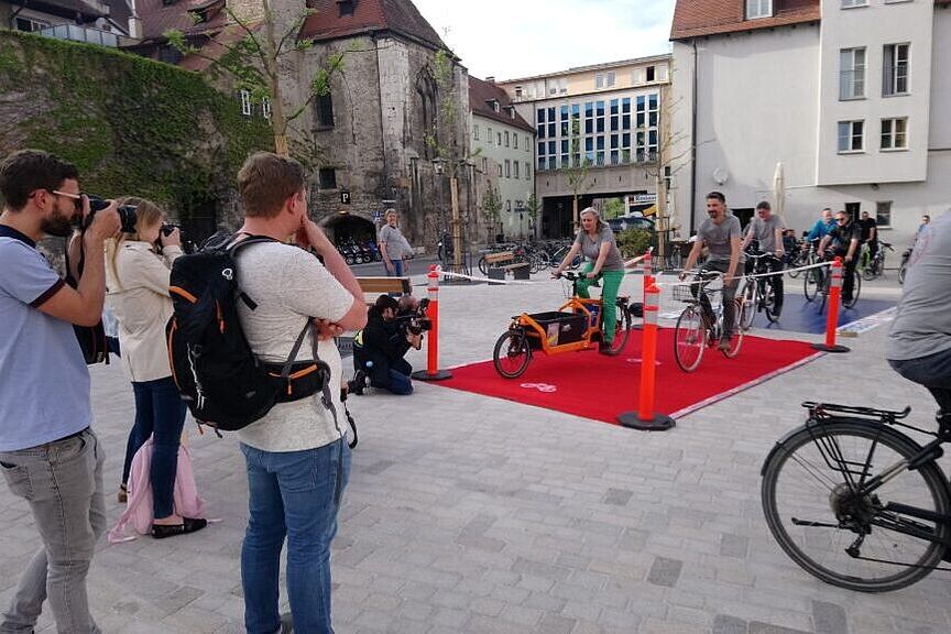 Radentscheid Regensburg gestartet (April 2019) Der rote Fahrradweg wird ausgerollt