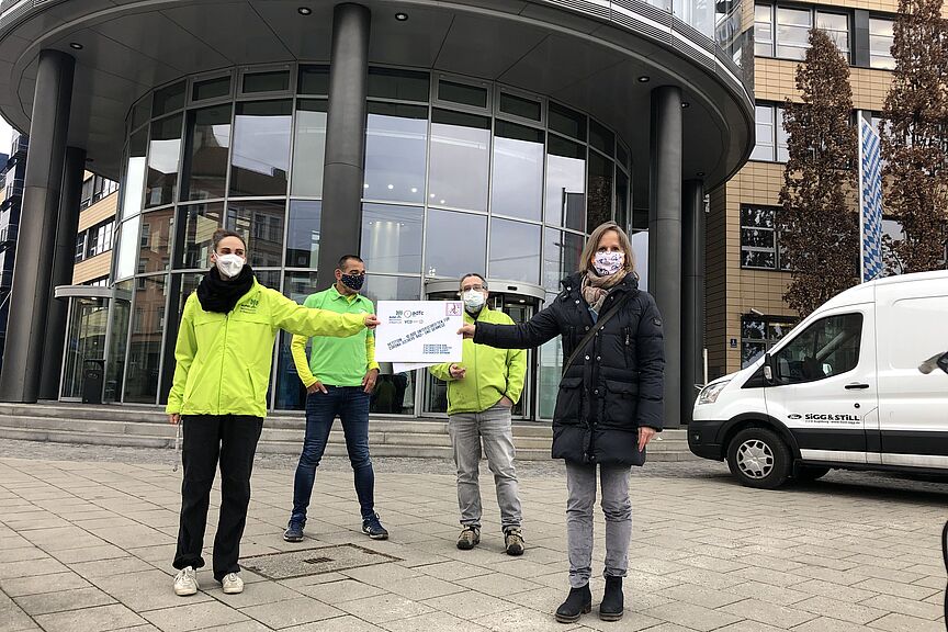 Vertreter*innen von ADFC Bayern, Bund Naturschutz und VCD bei der Briefübergabe vor dem bayerischen Gesundheitsministerium Vertreter*innen von ADFC Bayern, Bund Naturschutz und VCD bei der Briefübergabe vor dem bayerischen Gesundheitsministerium