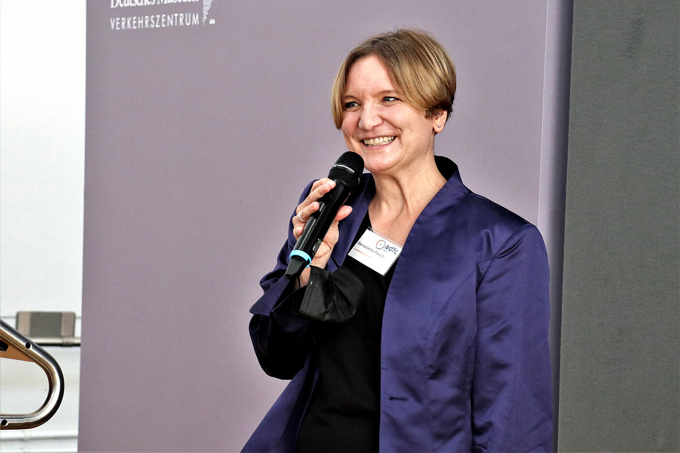 Bernadette Felsch begrüßt die Gäste