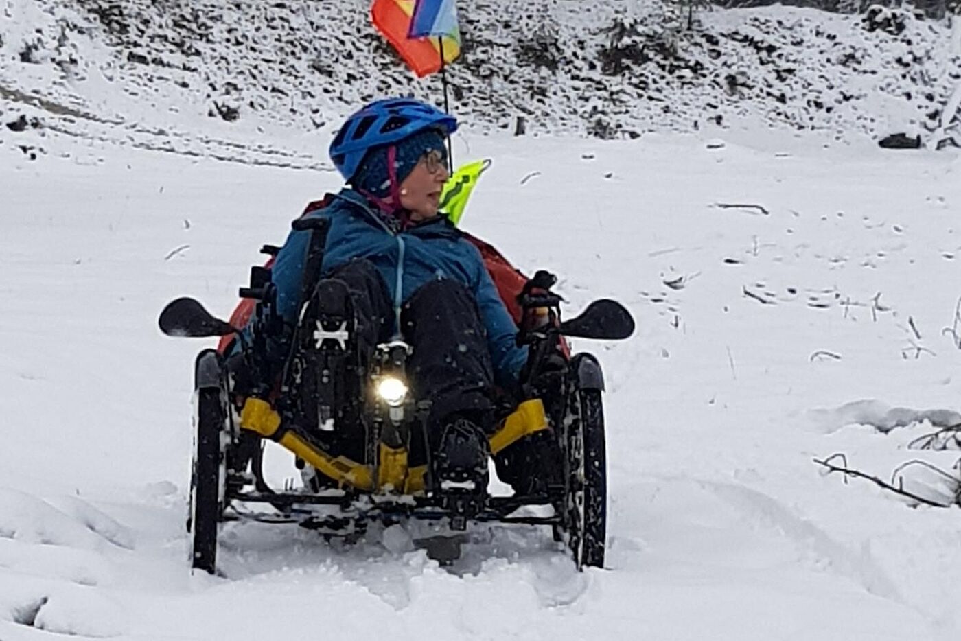 Uschi Sorg auf ihrem Liegedreirad bei winterlichen Bedingungen