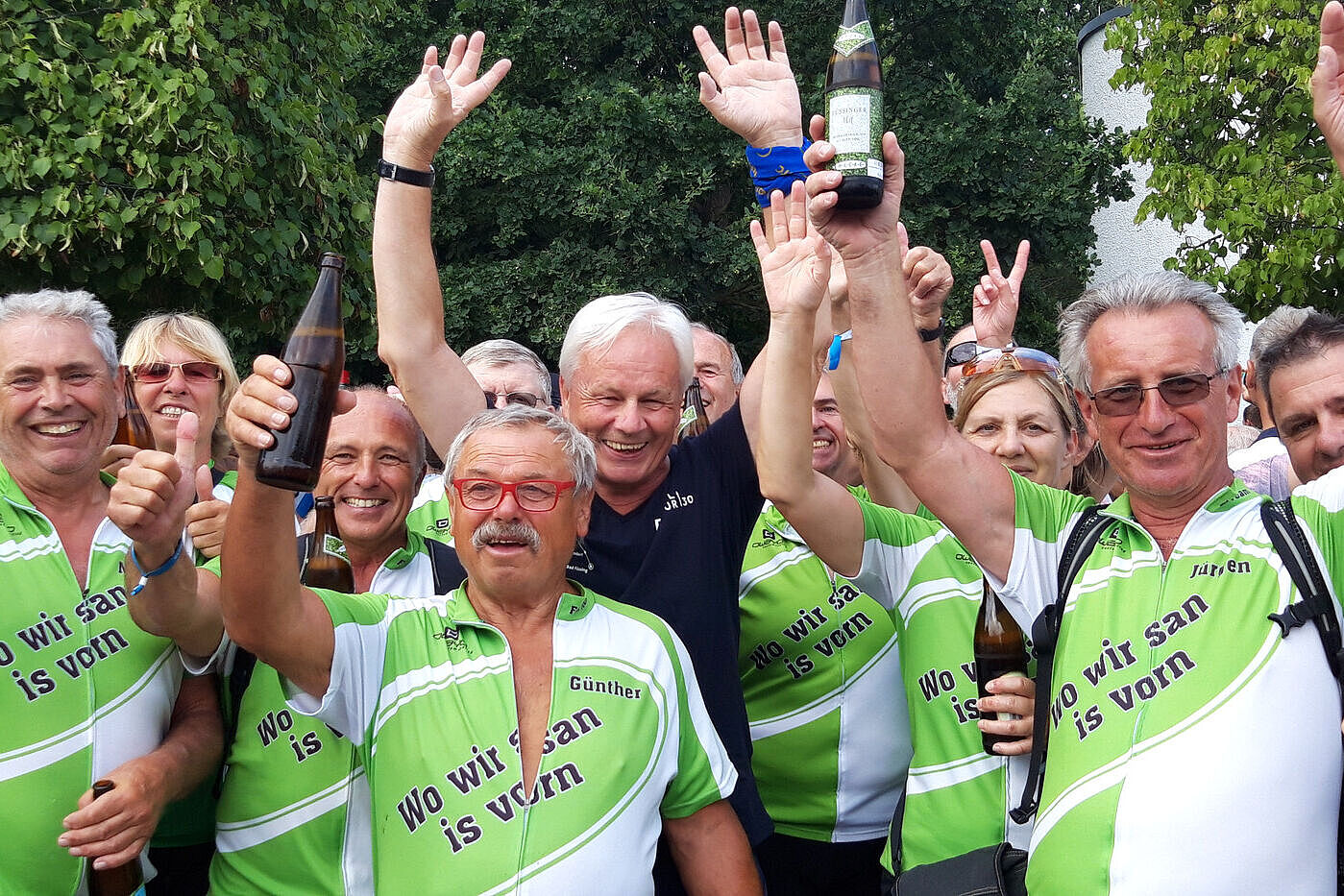 30 Mal BR-Radltour: ADFC-Vorstand Lutz Bäucker (im blauen Shirt) inmitten einer Radlergruppe aus Schaben.