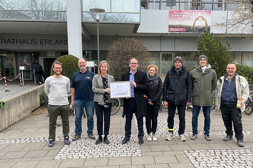 Zertifikatsübergabe vor dem Rathaus Erlangen Zertifikatsübergabe vor dem Rathaus Erlangen