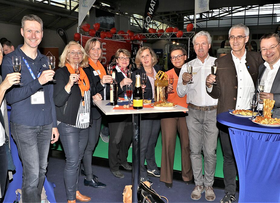 Goldenes Pedal 2020 Umtrunk am ADFC-Stand mit Gewinnern, Jurymitgliedern und ADFC-Team