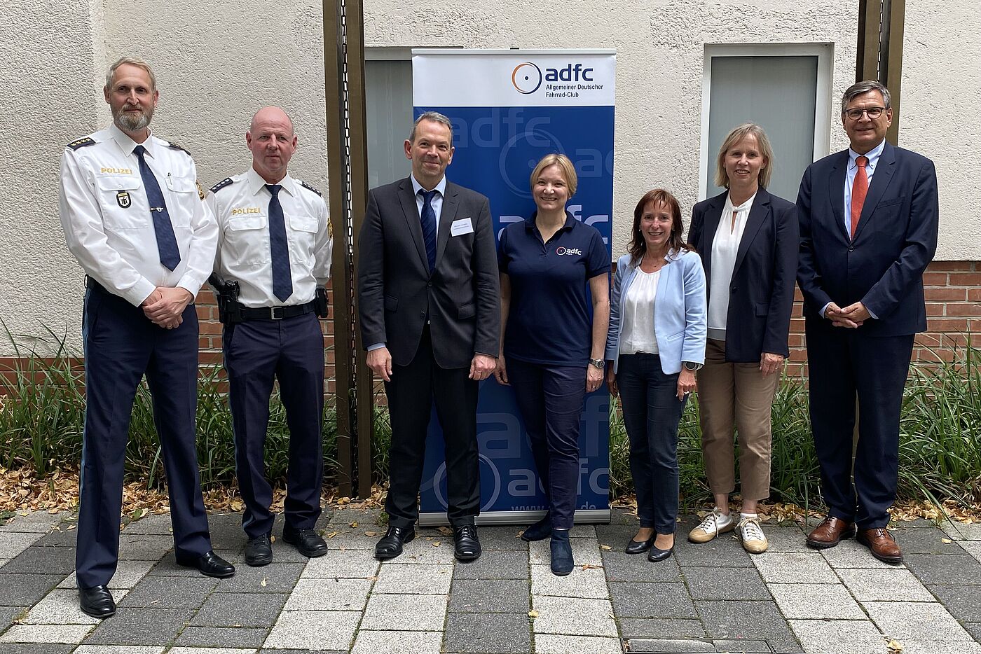 Gruppenbild mit ADFC-Vertreterinnen, der Hausherrin, Landespolizeipräsident und Team