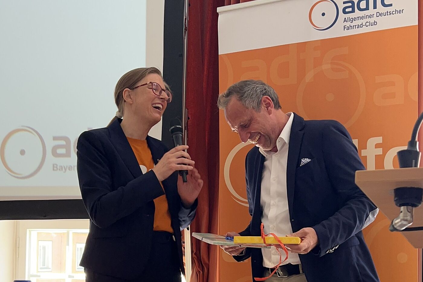 Zum Dank überreichte die Vorsitzende Eva Mahling dem Minister ein Geschenk: Fahrradschokolade.
