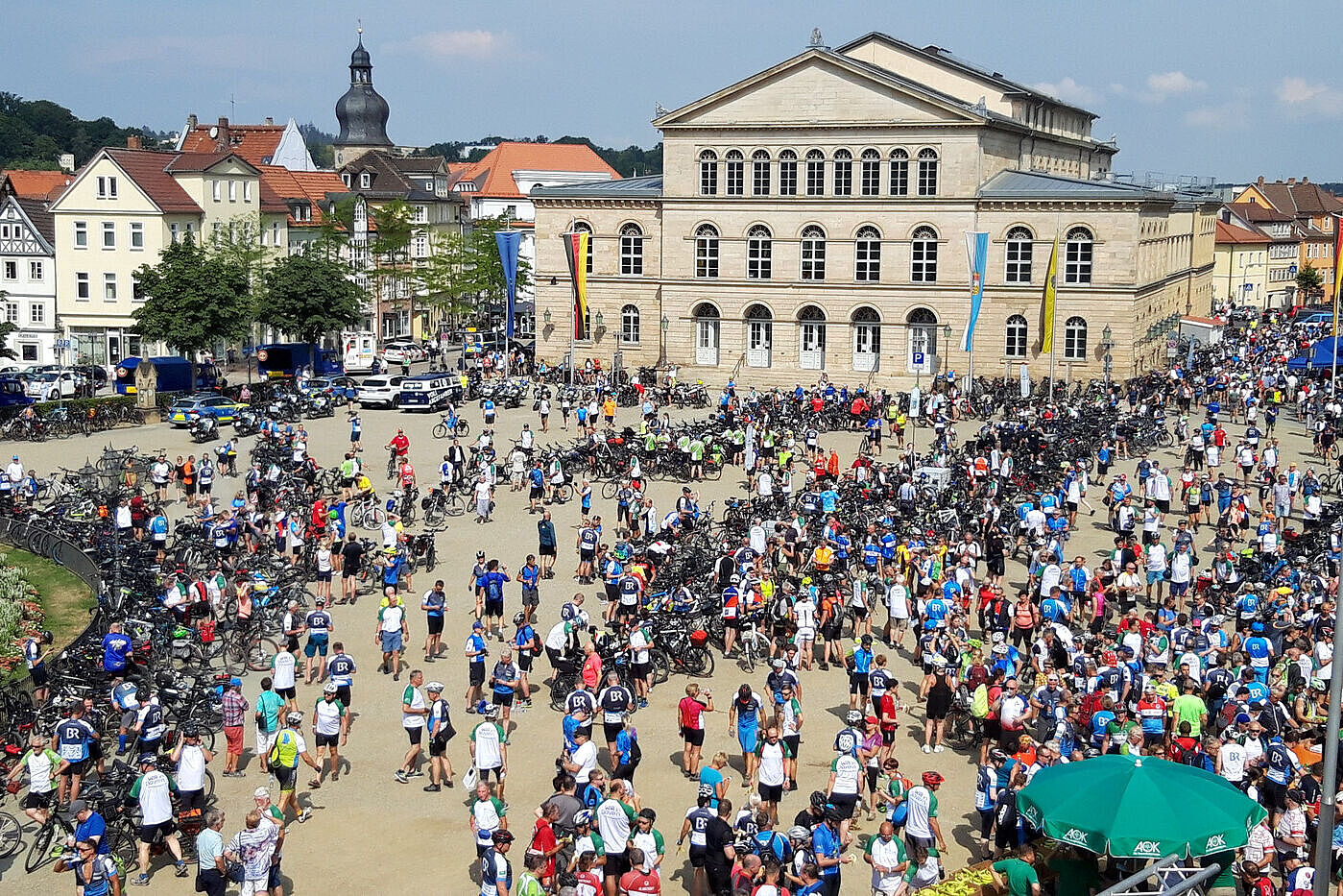 Einfahrt der Radler*innen auf dem Schloßplatz von Coburg