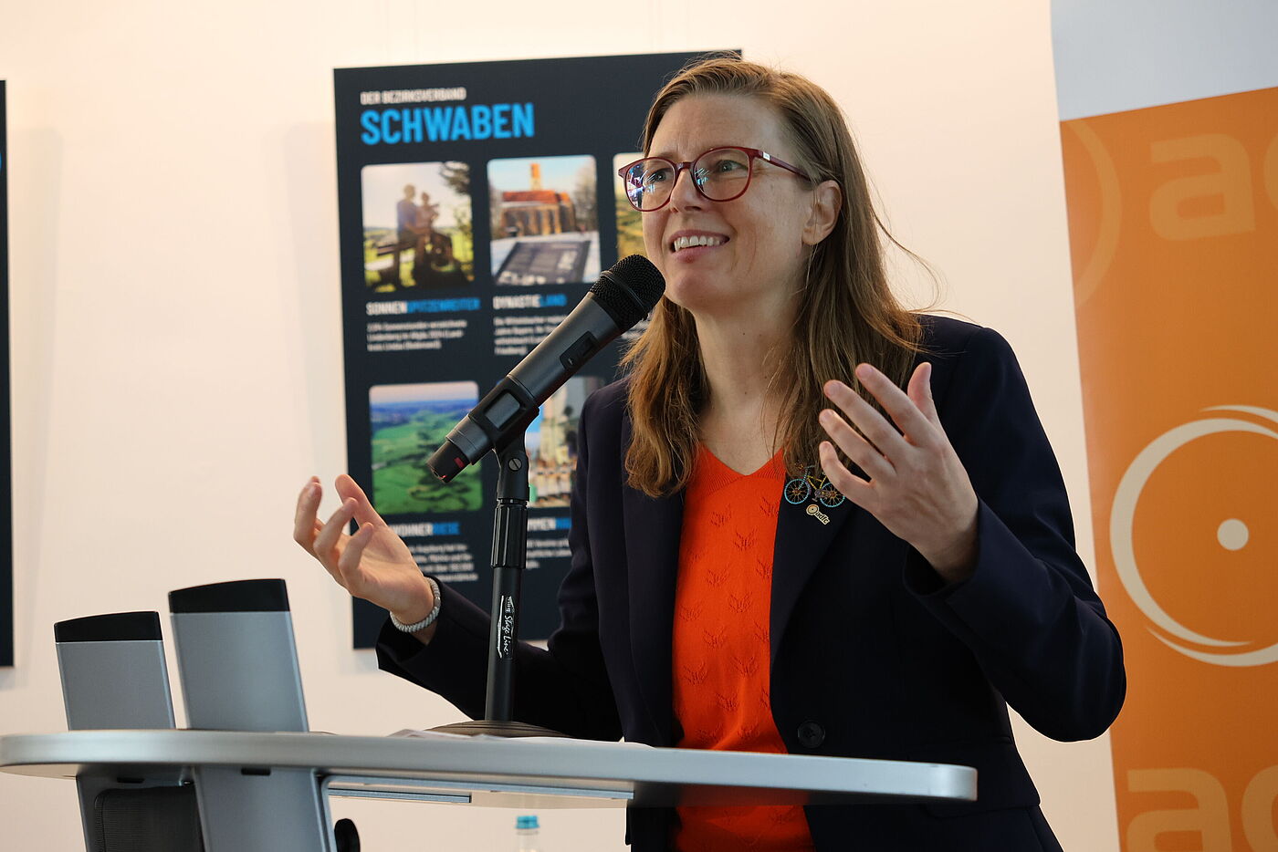 Eva Mahling, Vorsitzende ADFC Bayern, begrüßt die Gäste und Referenten des 42. ADFC-Mittagsgesprächs