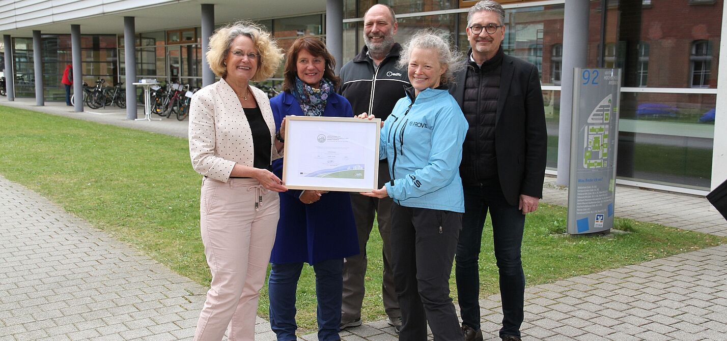 Übergabe Zertifikat in Silber V.l.n.r.: Dr. Esther Schnetz (Kanzlerin, Hochschule Ansbach), Waltraut Kaufmann (ADFC Ansbach), Klaus Helgert (Mitglied im Landesvorstand, ADFC Bayern), Genevieve Cory (Auditorin Fahrradfreundlicher Arbeitgeber), Prof. Stefan Weiherer (Nachhaltigkeitsbeauftragter/ CSO, Hochschule Ansbach).