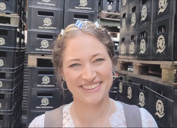 Mona Sommer, radelnde Bierkönigin aus dem Oberallgäu