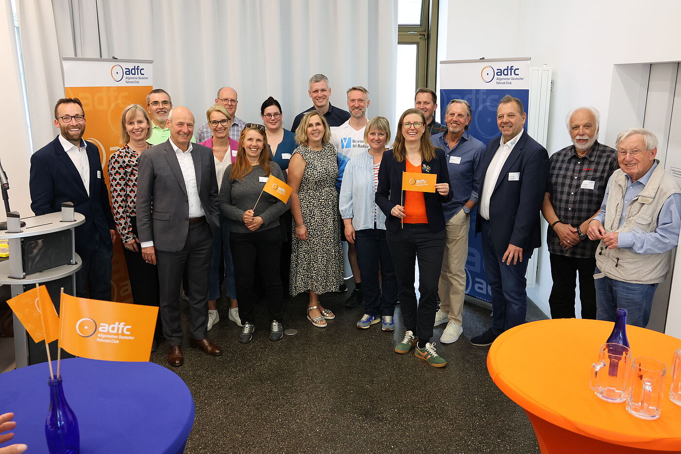 Gruppenbild mit Referenten, ADFC-Vertreterinnen und Gästen des 42. Mittagsgesprächs