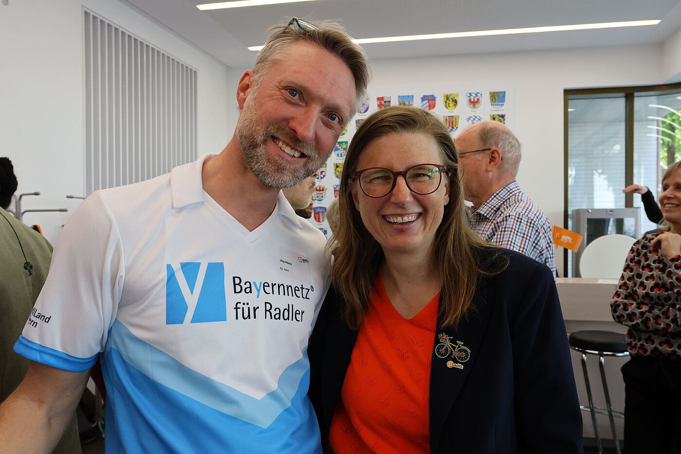 Jörg Hölsch vom Bay. Staatsministerium für Wirtschaft, Landesentwicklung und Energie neben der ADFC-Vorsitzenden Eva Mahling
