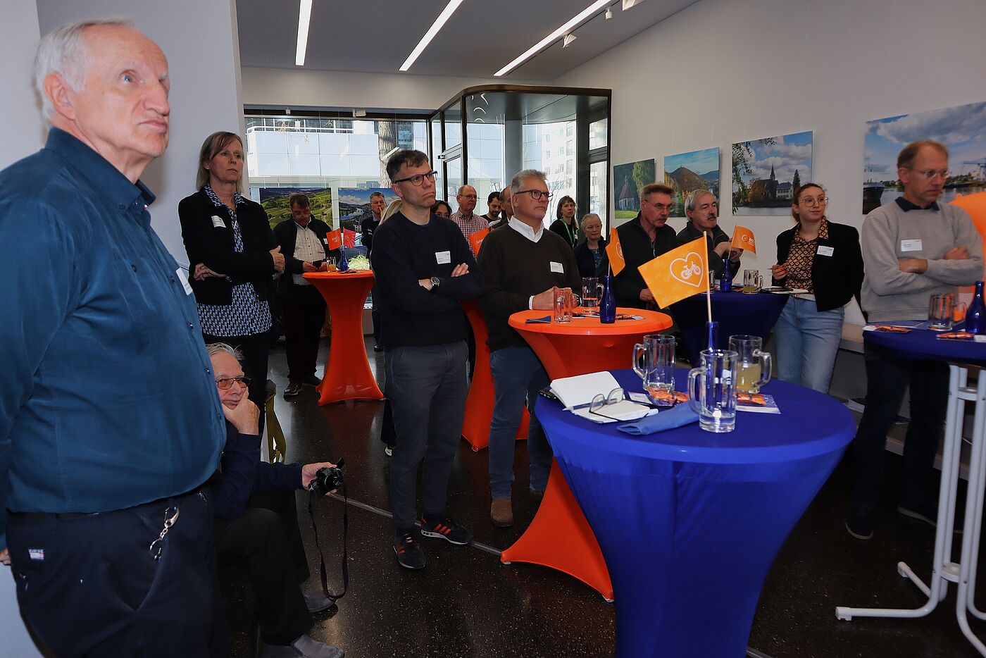 Interessierte Zuhörer:innen im Foyer des Hauses der Bayerischen Landkreise lauschen der Referentin Interessierte Zuhörer:innen im Foyer des Hauses der Bayerischen Landkreise lauschen der Referentin