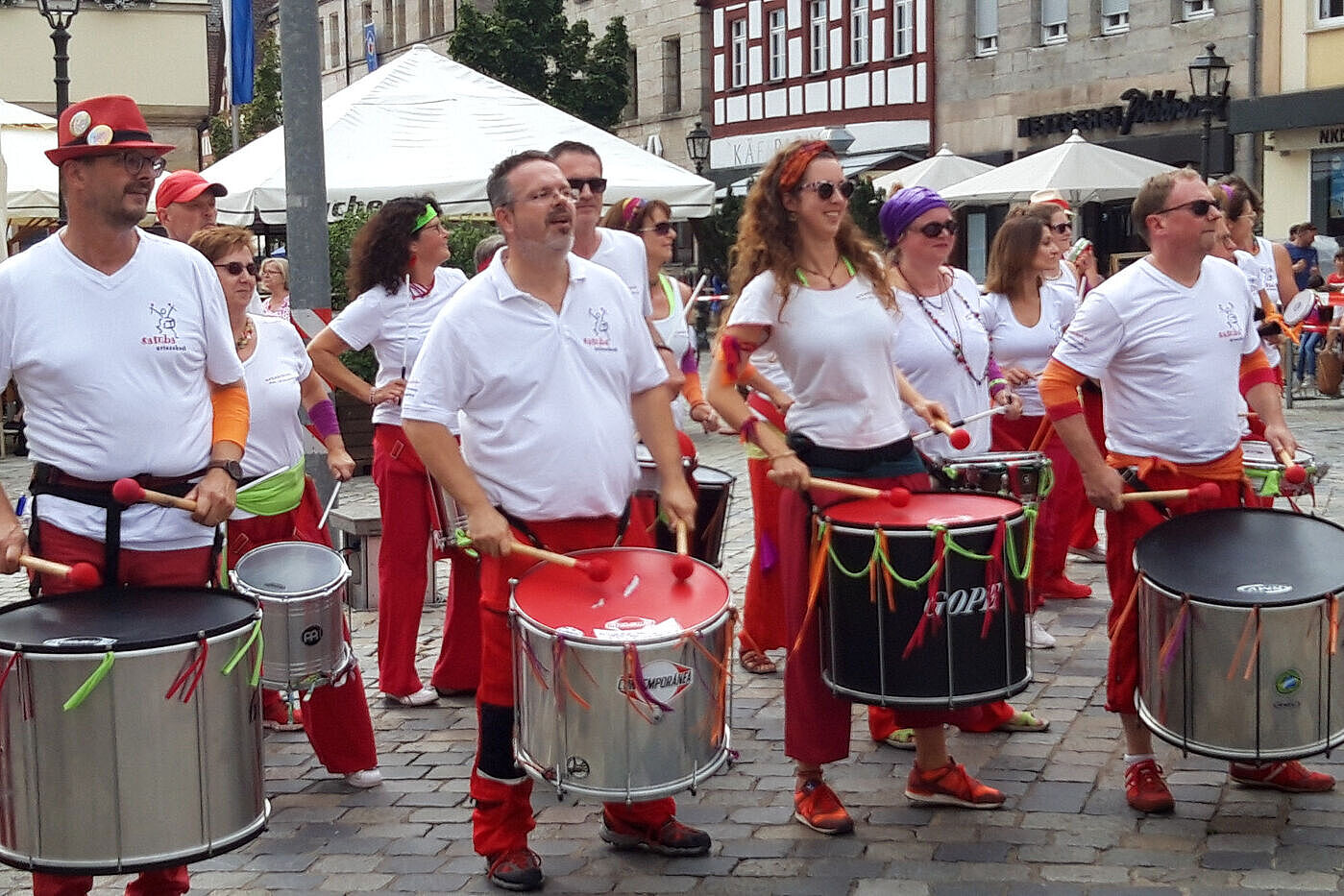 Lauf empfängt die Radler*innen mit einer Samba-Gruppe