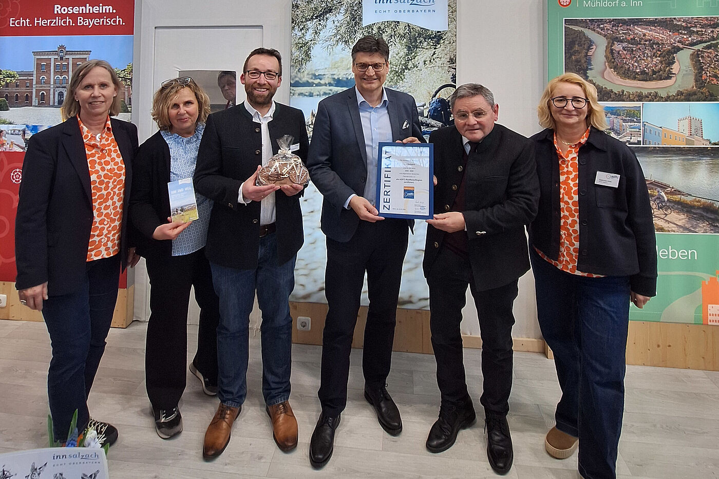 Urkundenübergabe an die RadreiseRegion Inn-Salzach (v.l.n.r.): Petra Husemann-Roew, Martina Kiderle, Josef Geisberger, Geschäftsführer Tourismusverband Inn-Salzach, Max Heimerl, Landrat Mühldorf a. Inn, Erwin Schneider, Landrat Altötting, Gabriele Irrek