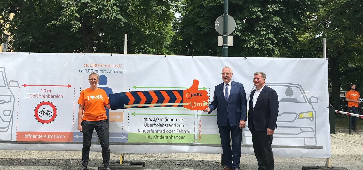 Gesetzlicher Mindestabstand von Kraftfahrzeugen beim Überholen von Radfahrenden Gesetzlicher Mindestabstand von Kraftfahrzeugen beim Überholen von Radfahrenden