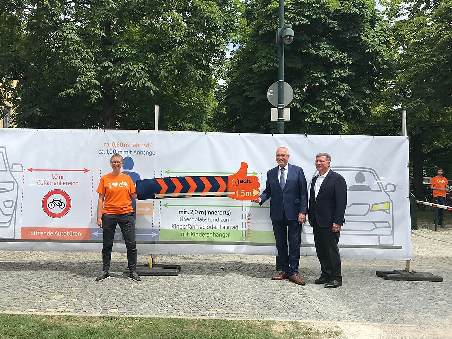 Gesetzlicher Mindestabstand von Kraftfahrzeugen beim Überholen von Radfahrenden