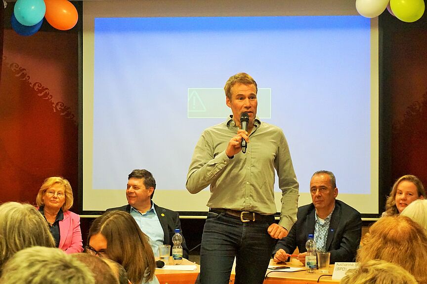 ADFC-Kreisvorsitzender Tobias Heilig freut sich über eine ergebnisreiche Diskussion zur Situation des Radverkehrs in Kempten ADFC-Kreisvorsitzender Tobias Heilig freut sich über eine ergebnisreiche Diskussion zur Situation des Radverkehrs in Kempten