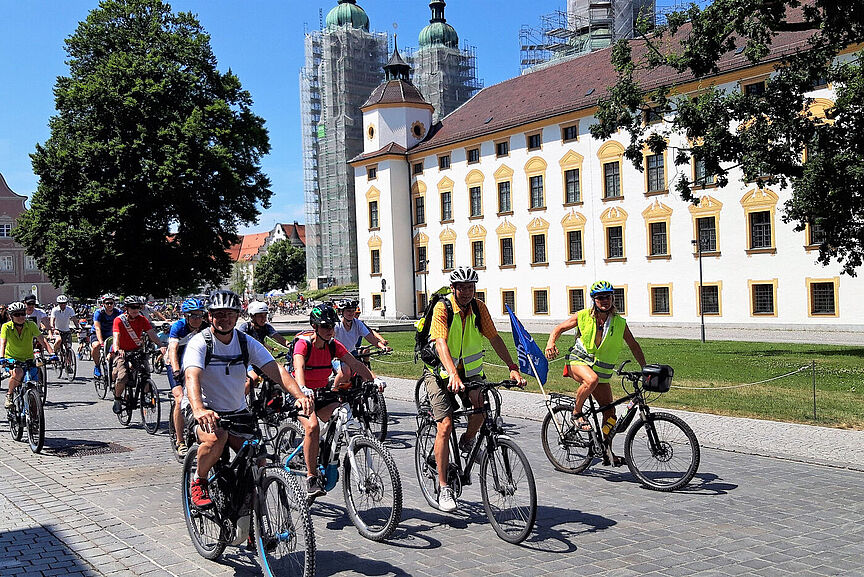 Radler*innen vor der Residenz in Kempten Radler*innen vor der Residenz in Kempten