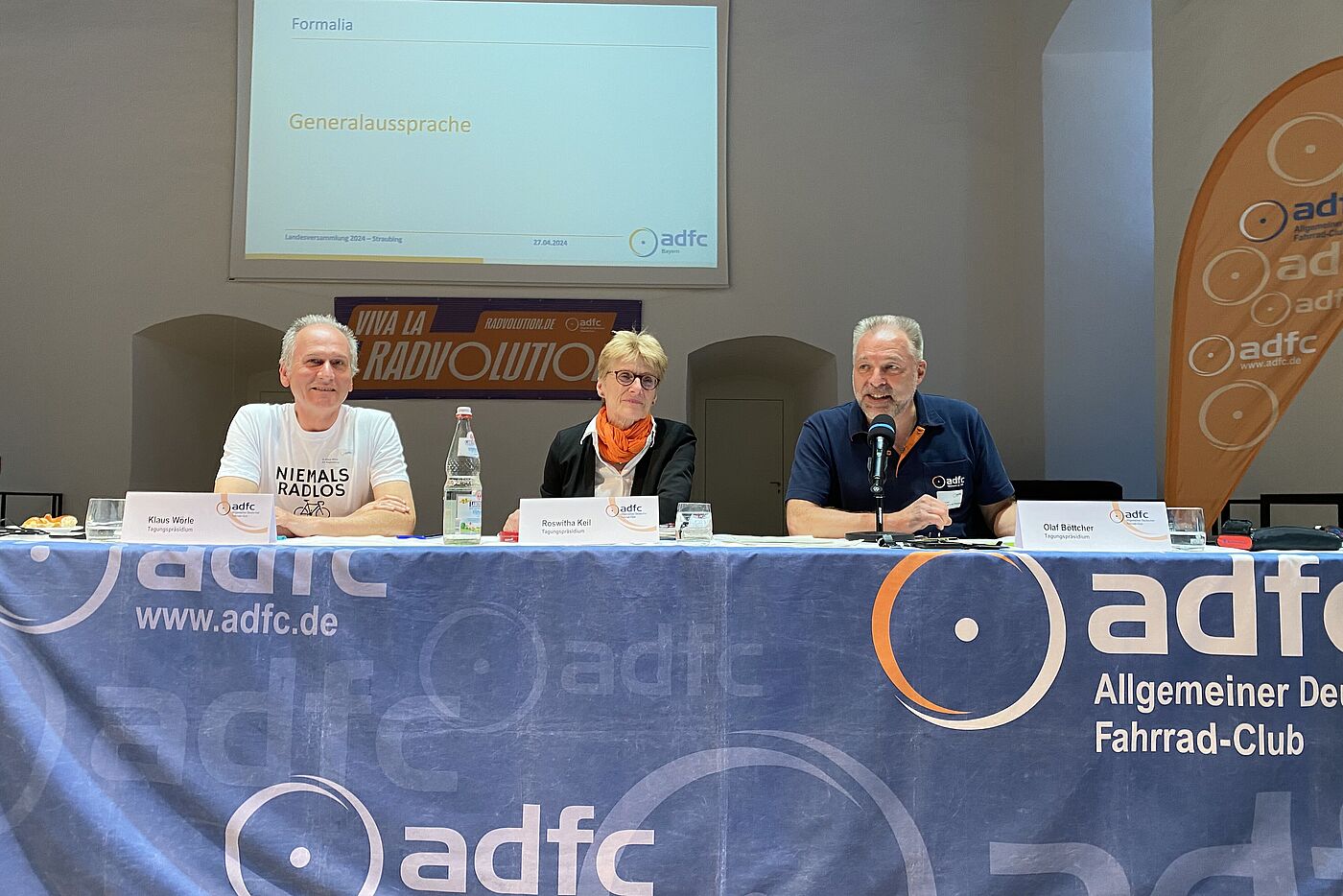 Das Tagungspräsidium (v.l.n.r.): Klaus Wörle, ADFC Regensburg, Roswitha Keil, ADFC Landshut, Olaf Böttcher, ADFC Neumarkt