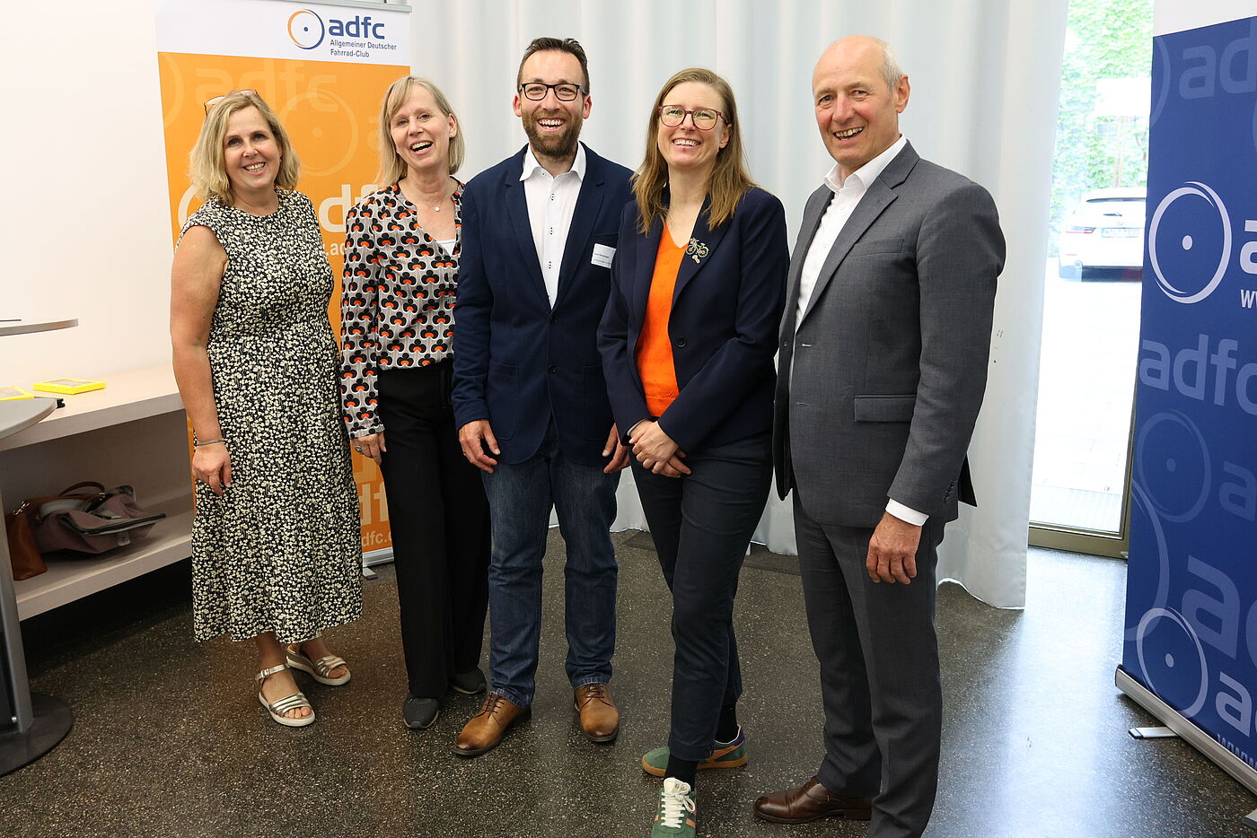 (V.l.n.r.) Martina Kiderle, Mitglied des Vorstands und Tourismusbeauftragte beim ADFC Bayern, Petra Husemann-Roew, Geschäftsführerin ADFC Bayern, Josef Geisberger, Geschäftsführer und Projektmanager Rad der Tourismusregion Inn-Salzach, Eva Mahling, Vorsitzende ADFC Bayern und Dr. Johann Niggl, Leiter der Abteilung Tourismus im Bayerischen Staatsministerium für Ernährung, Landwirtschaft, Forsten und Tourismus