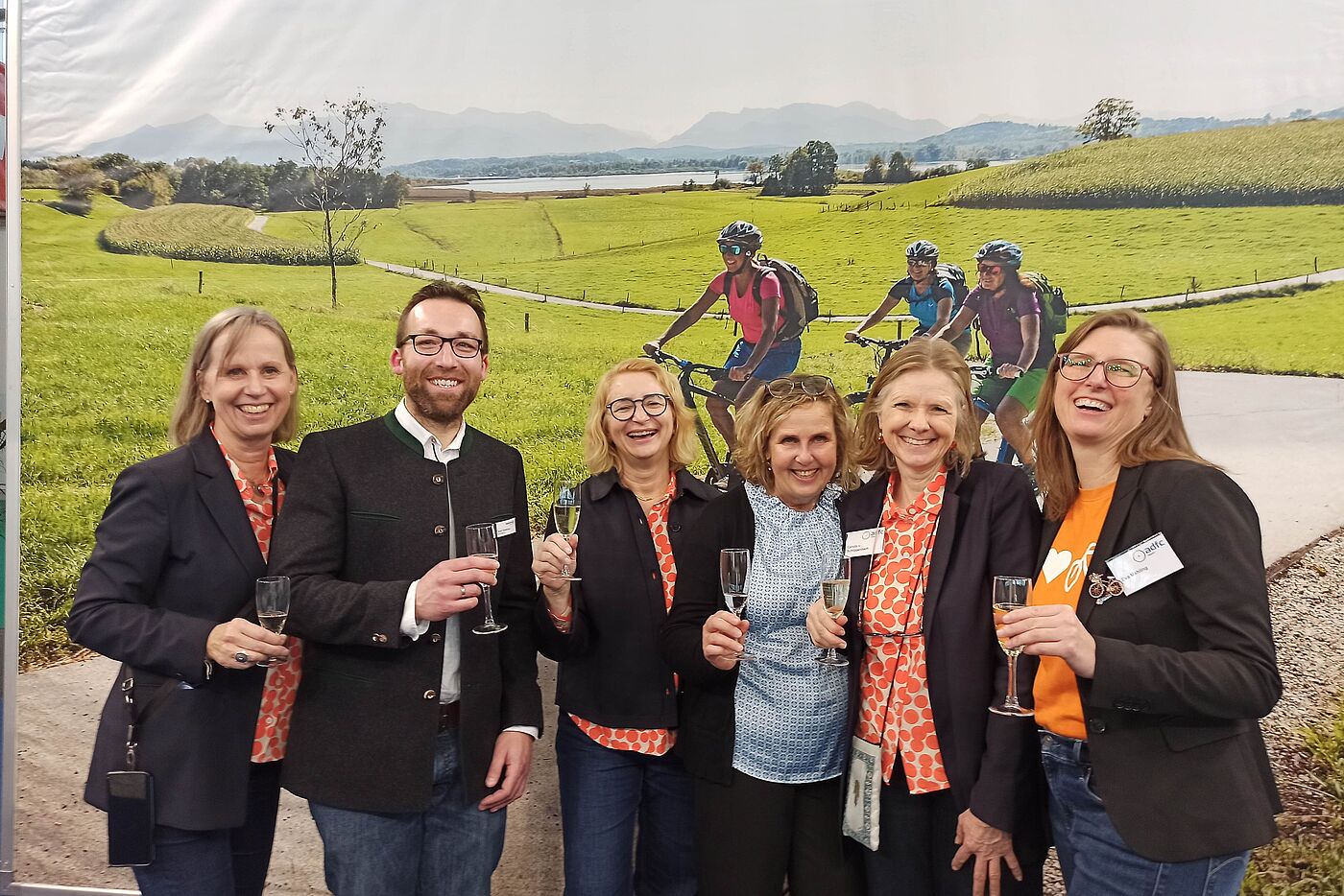 Umtrunk am Messestand anlässlich der Urkundenübergabe an die RadreiseRegion Inn-Salzach (v.l.n.r.): Petra Husemann-Roew, Josef Geisberger, Geschäftsführer Tourismusverband Inn-Salzach, Gabriele Irrek, Martina Kiderle, Carolin von Schlippenbach, Eva Mahling