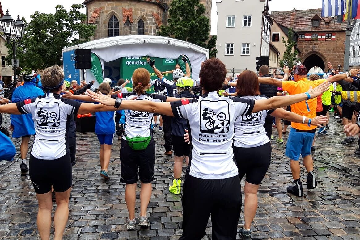 Frühgymnastik im Regen vor Lauf