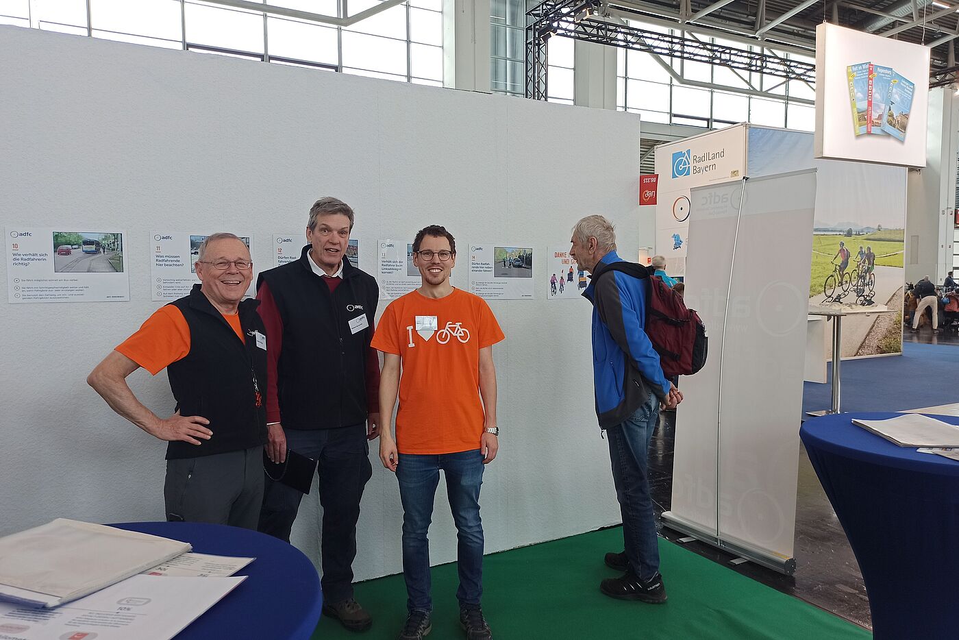 Unsere ADFC-Aktiven unterstützen Besucher:innen beim Verkehrsquiz