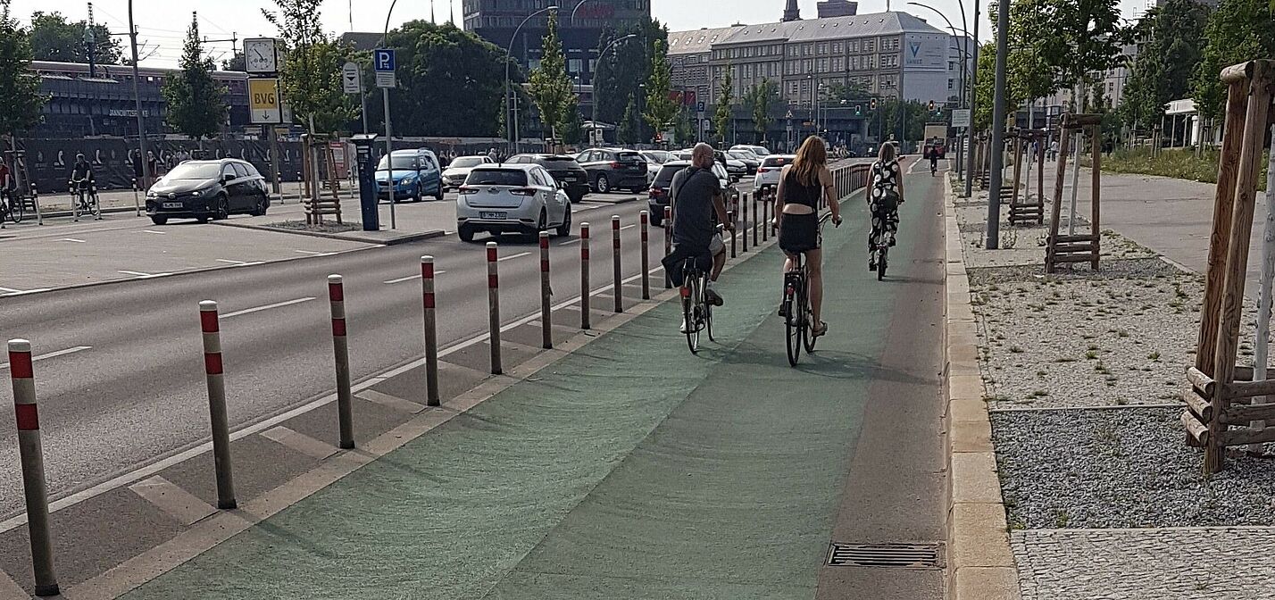 Beispiel für gute Radinfrastruktur: Geschützter Radfahrstreifen Beispiel für gute Radinfrastruktur: Geschützter Radfahrstreifen