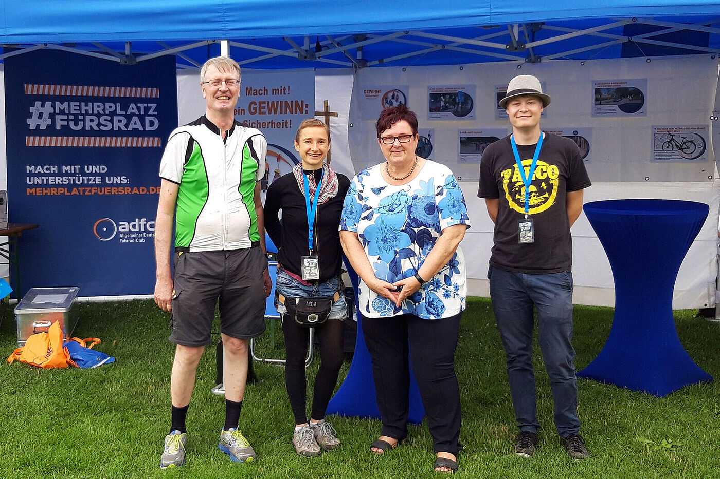 Hoher Besuch am ADFC-Infostand: BM Karin Barwisch aus Hollfeld gibt Dietmar, Kerstin und Paul die Ehre !