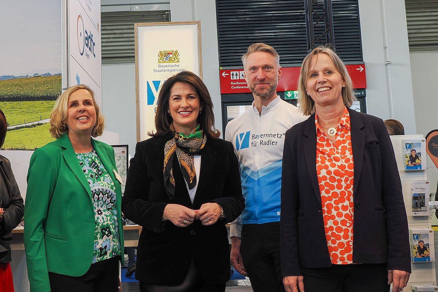 Besuch am Messestand von Staatsministerin Michaela Kaniber, der Schirmherrin des "Goldenen Pedals 2025"
