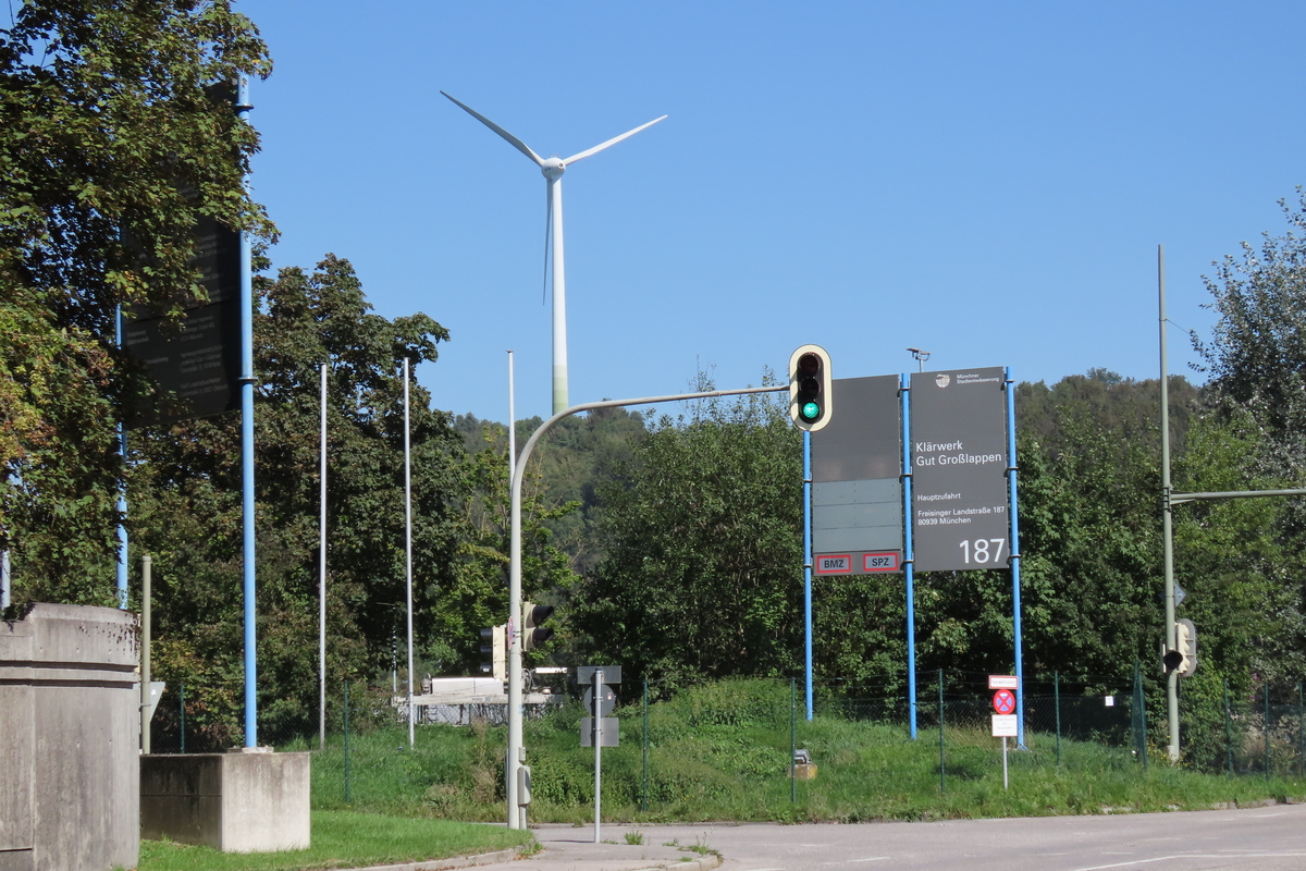Bild 5 Müllberg mit Windrad
