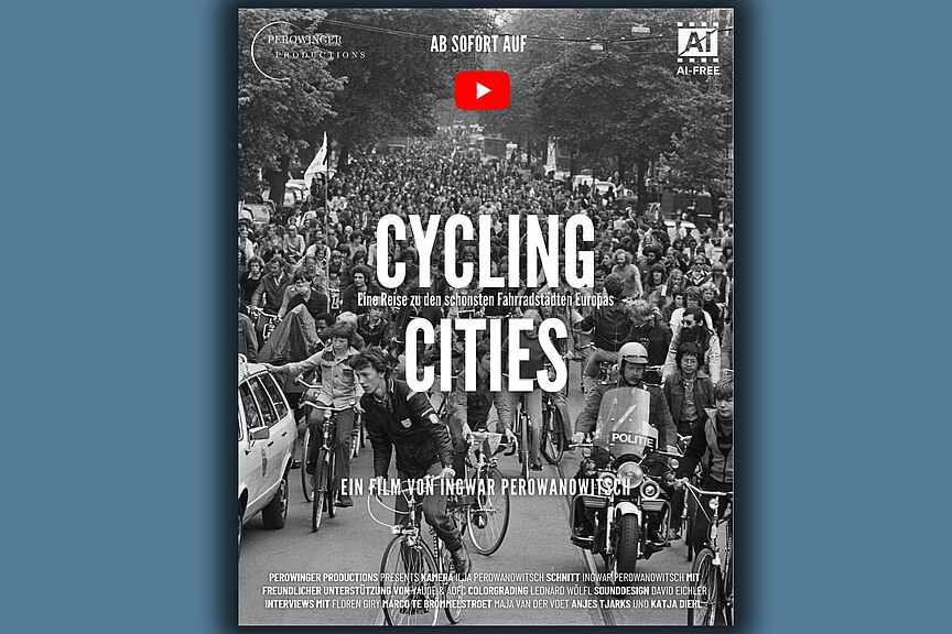 Filmplakat Cycling Cities Filmplakat in Schwarz-Weiß. Das Bild zeigt eine dichte Menschenmenge auf Fahrrädern, die auf einer breiten Allee frontal auf die Kamera zufährt. Rechts im Vordergrund begleitet ein Polizist auf einem Motorrad die Gruppe. Mittig über dem Bild steht der Titel „CYCLING CITIES“ in großen weißen Buchstaben. Darunter steht kleiner: „Eine Reise zu den schönsten Fahrradstädten Europas“ und „Ein Film von Ingwar Perowanowitsch“. Im oberen Bereich ist ein roter YouTube-Play-Button platziert.