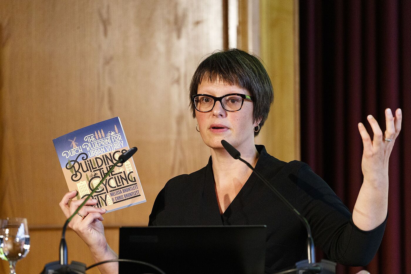 Saskia Kluit, Direktorin des Niederländischen Fahrradverbands Fietsersbond, überreichte dem ADFC ein Geschenk für eine weitere erfolgreiche Lobbyarbeit.