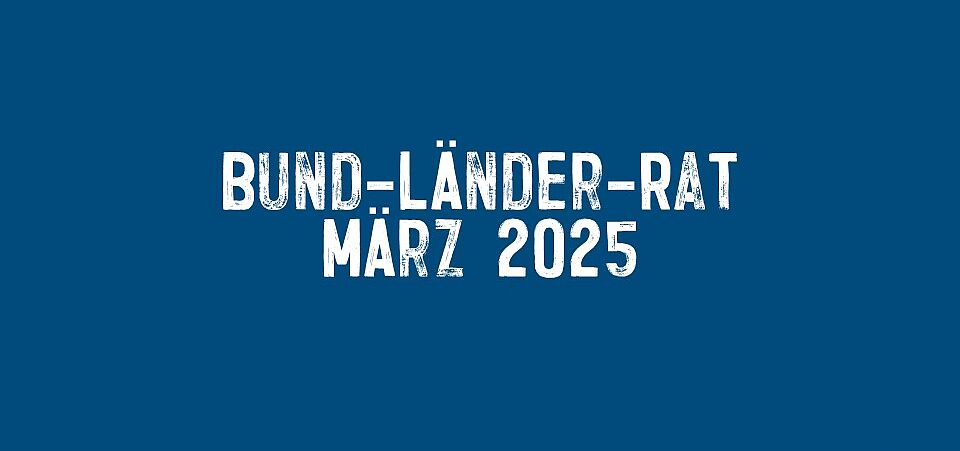 Weiße Schrift auf blaumen Untergrund