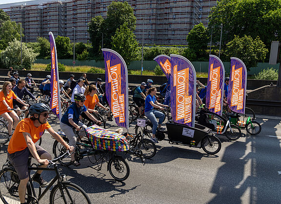 Radfahrende mit Beachflags bei der ADFC-Sternfahrt Berlin