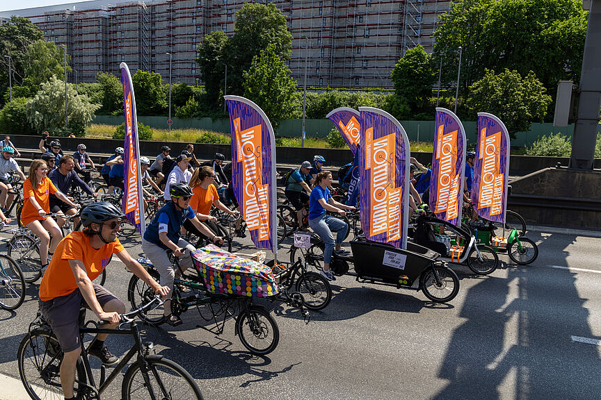 Radvolution Sternfahrt mit Beachflags Radfahrende mit Beachflags bei der ADFC-Sternfahrt Berlin