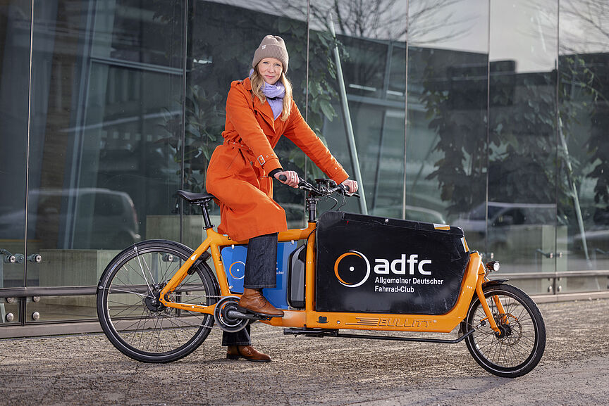 Caroline Lodemann, politische Bundesgeschäftsführerin des ADFC Foto mit Lastenrad von Caroline Lodemann, politische Bundesgeschäftsführerin des ADFC