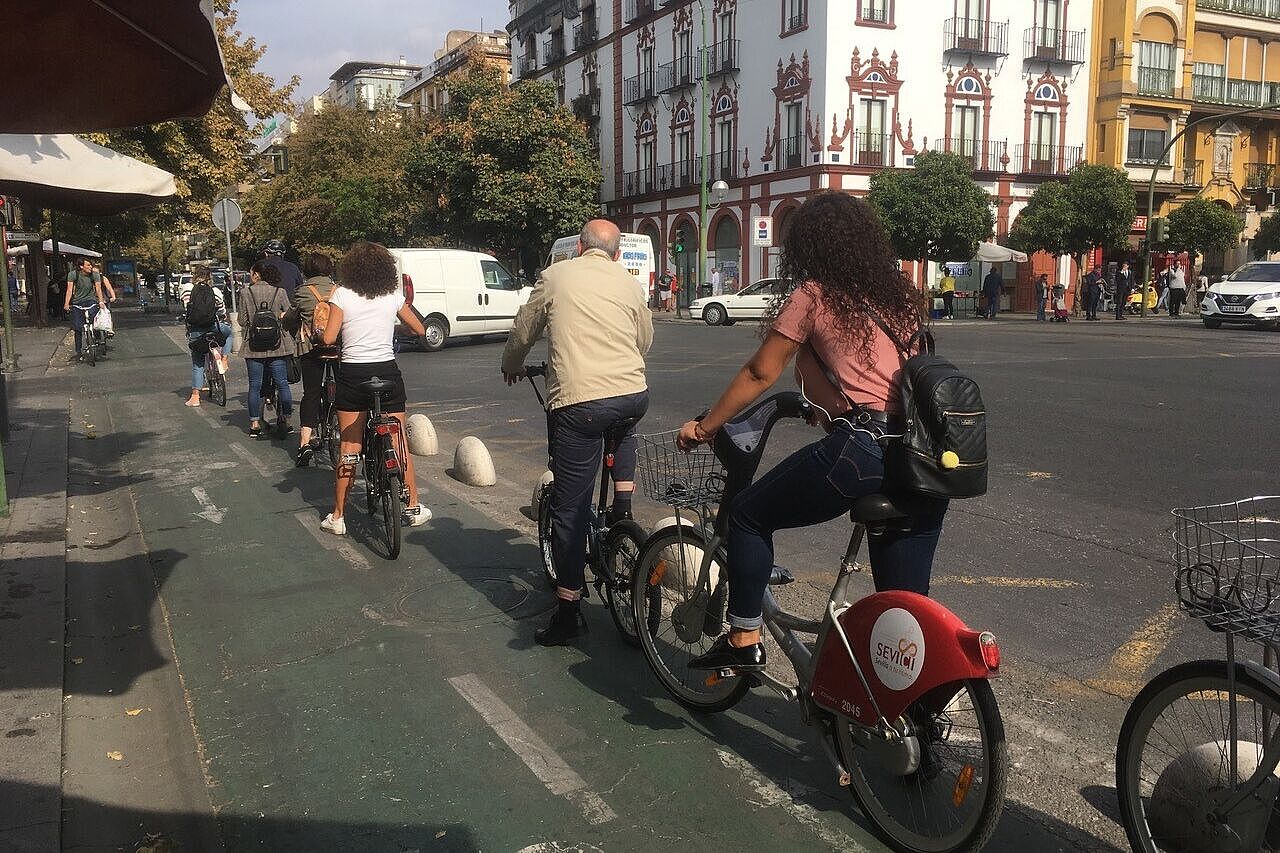 Mit Pollern geschützter Zweirichtungsradweg in Sevilla.