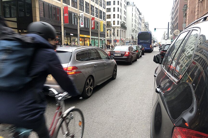 Radverkehr ohne eigene Infrastruktur Radfahrer zwischen Autos