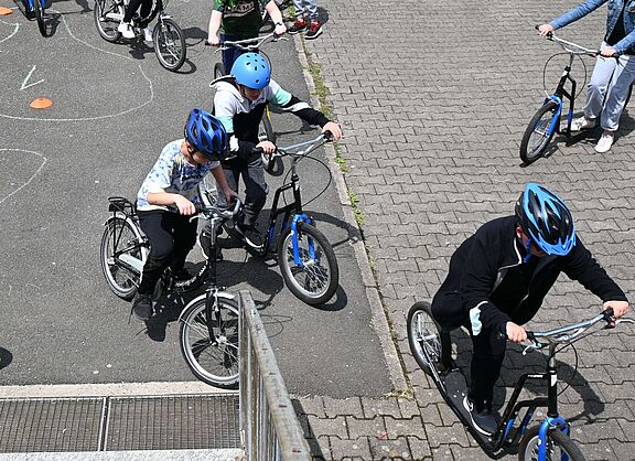 Eine Gruppe von Kindern auf dem Fahrrad.